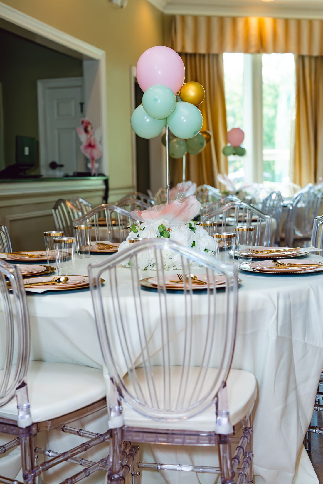 Round guest table with a balloon and floral centrepiece
